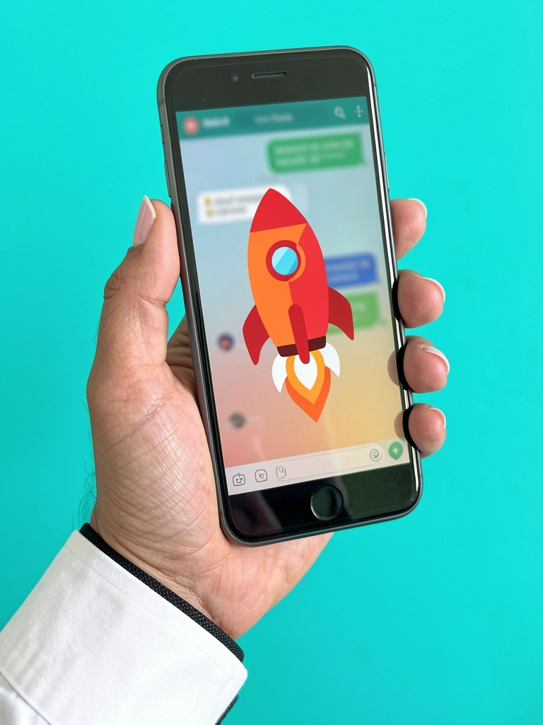 Ícones de aplicativos de mensagens dispostos sobre uma mesa, com um smartphone ao fundo desfocado