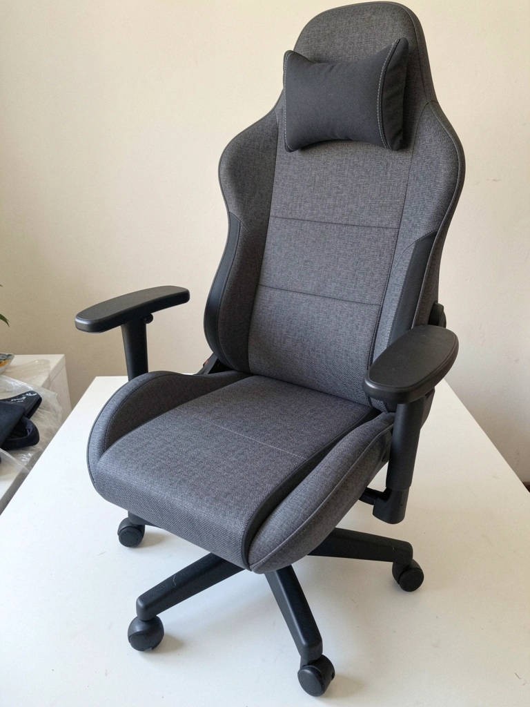 Cadeira gamer preta com detalhes vermelhos em ambiente de escritório com iluminação azulada