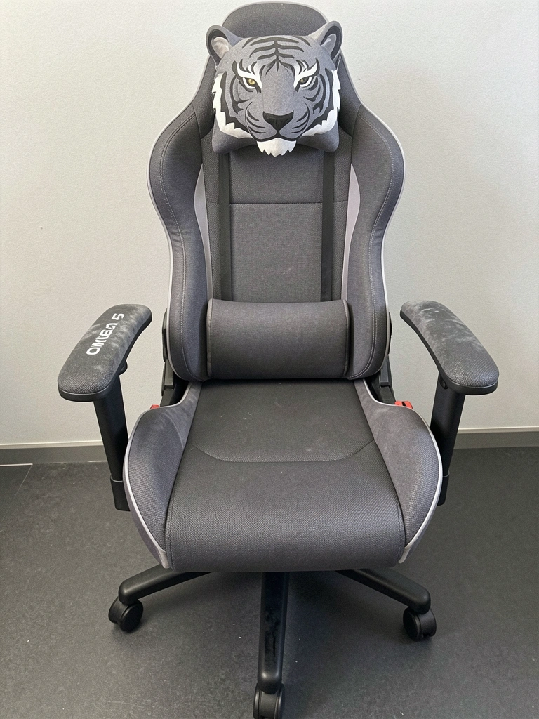 Cadeira gamer Pichau Omega S em ambiente de escritório com iluminação azul e detalhes em vermelho