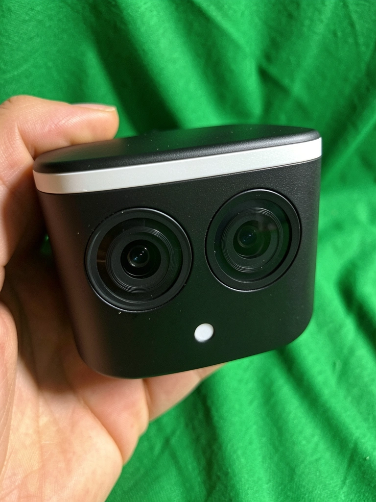 Lentes duplas da câmera PS5 com ícone de remoção de fundo sobreposto.