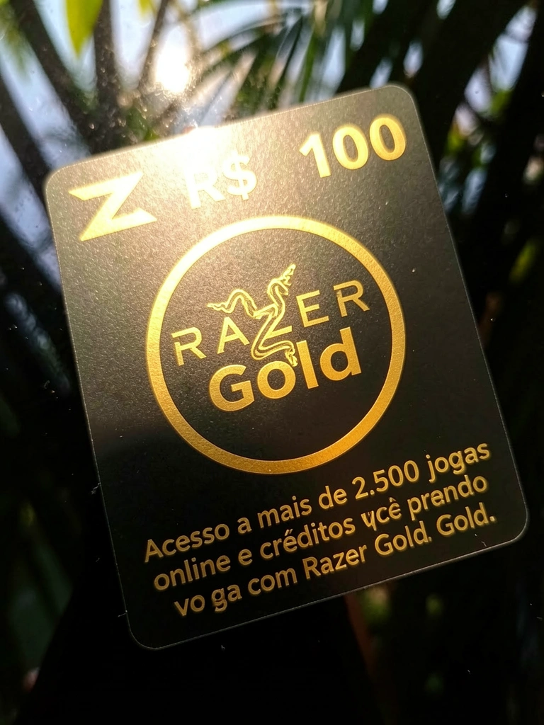 Macro de cartão Razer Gold preto brilhante com logotipo dourado circular e texto
