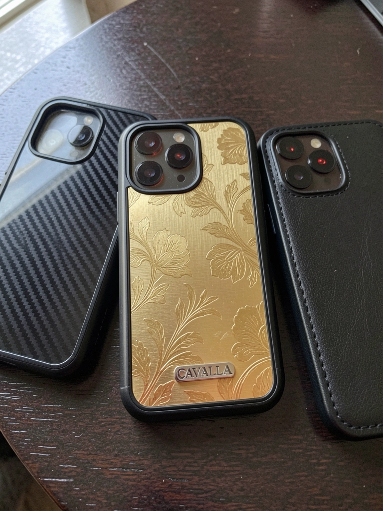 Colagem de três celulares de luxo: Caviar, Falcon e Vertu sobre fundo escuro.