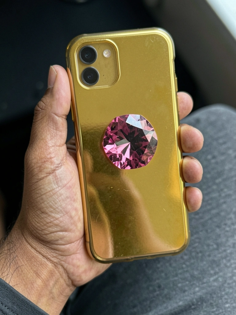 Celular Falcon Supernova com corpo de ouro e diamante rosa de 2 quilates na tela.