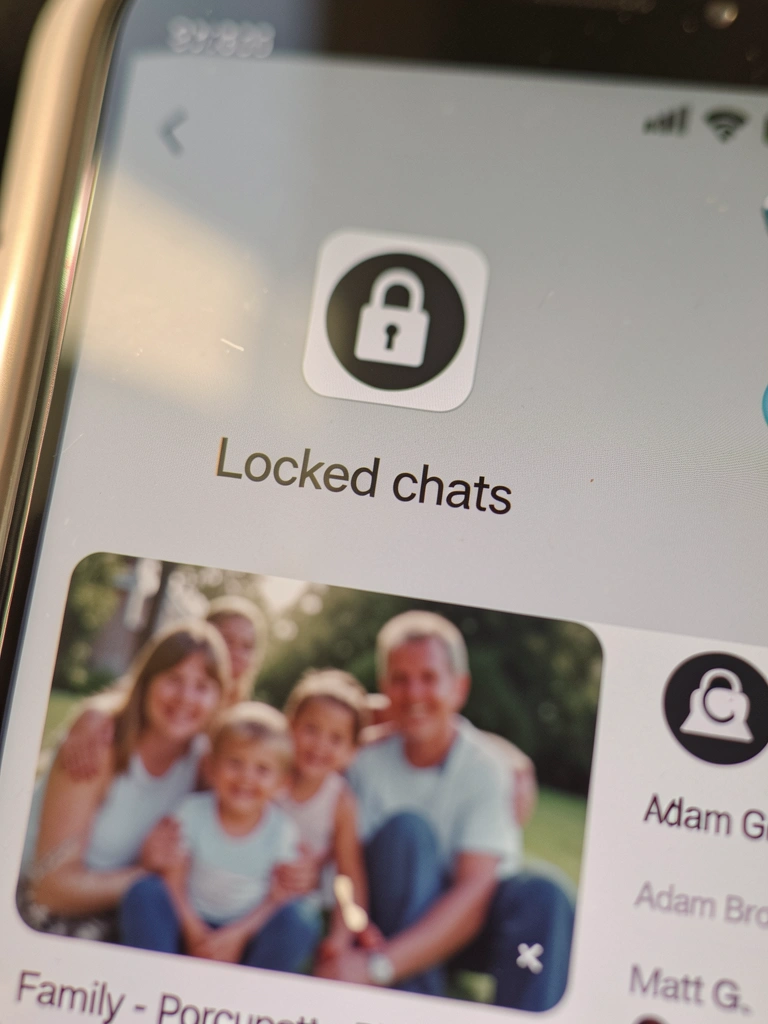 Tela de iPhone com ícone de cadeado e texto