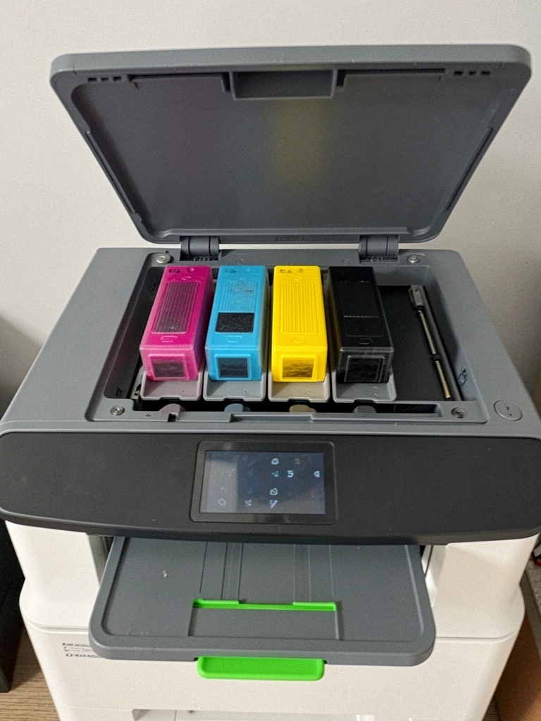 Cartuchos de toner ciano, magenta, amarelo e preto alinhados lado a lado