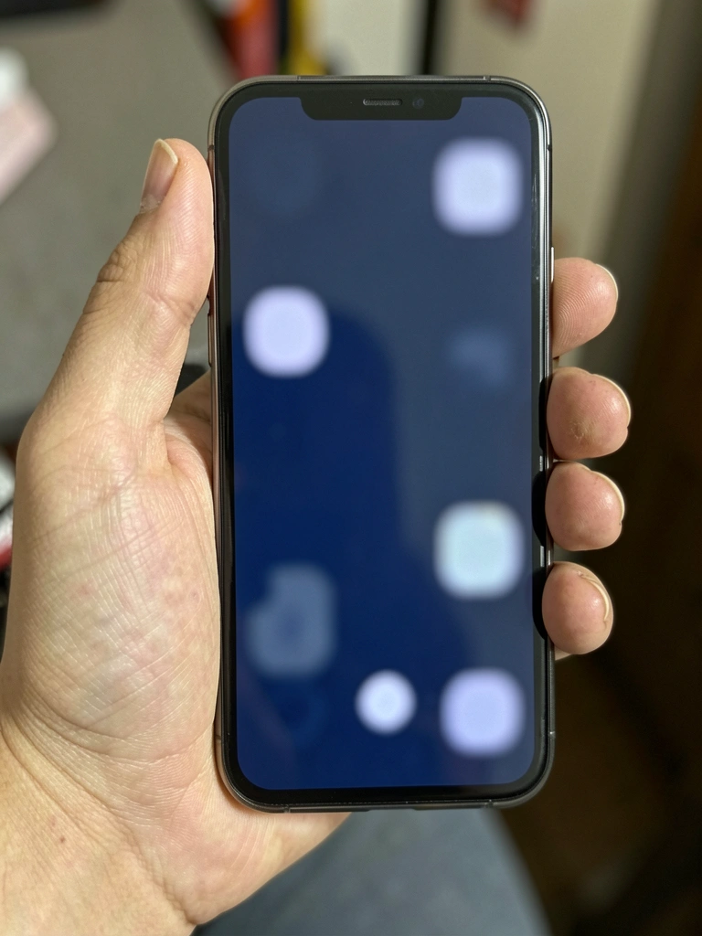 Mão segurando smartphone com chip Vivo inserido e tela de discagem TIM aberta