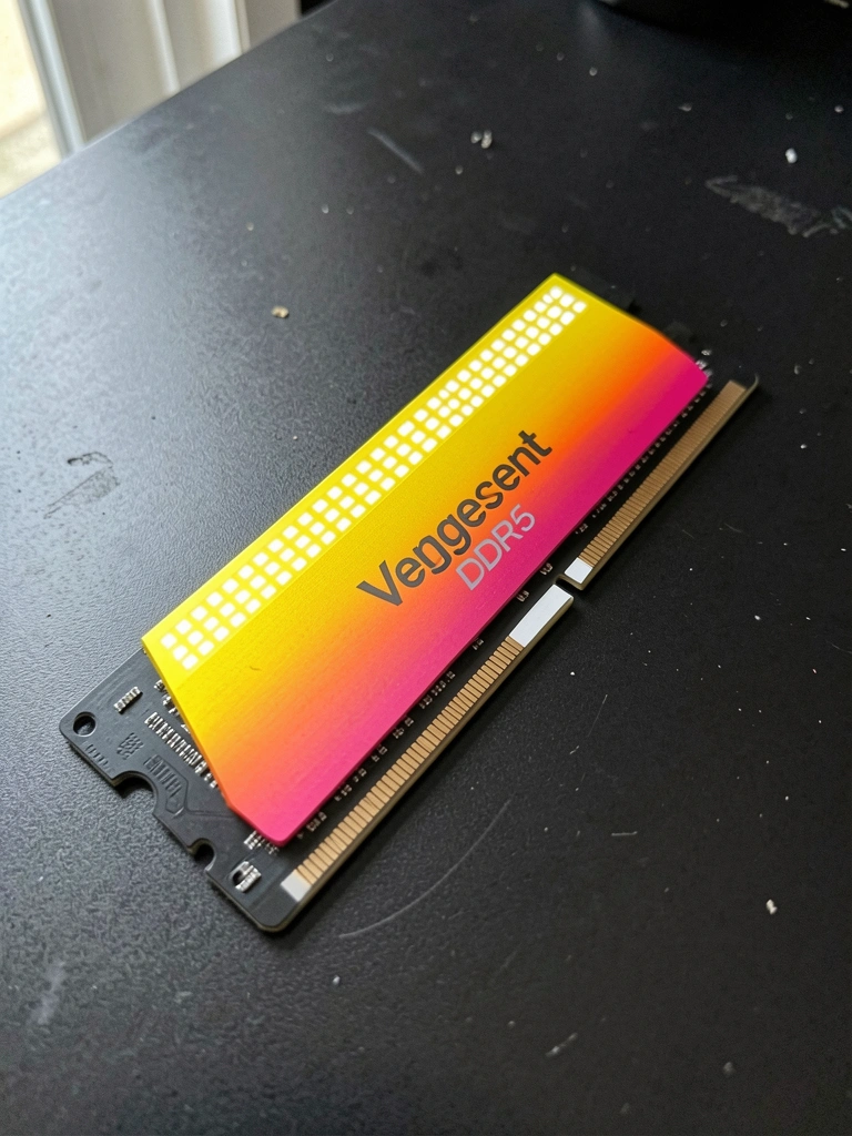 Pente de memória RAM DDR5 com dissipador preto sobre superfície escura