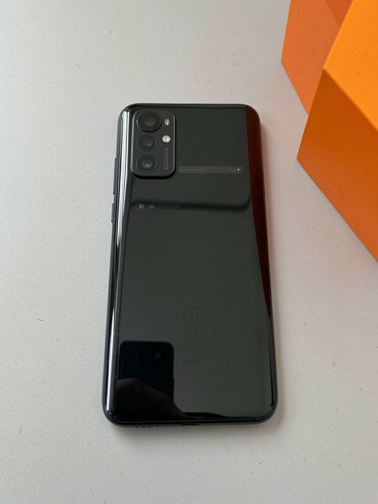 Smartphone Xiaomi Redmi Note 13 Pro+ 5G Midnight Black, tela curva ligada mostrando fundo escuro
